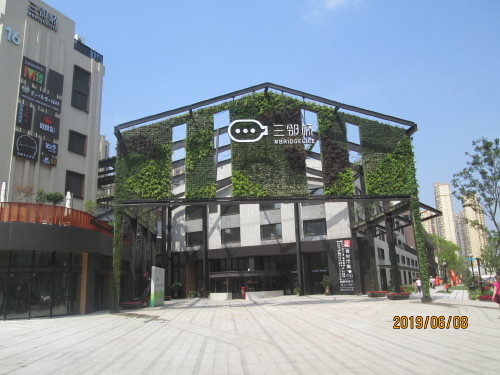 上海市郊外に体育施設が出来ました。上海人も余裕が出来て来たのでしょう。工場跡地をリノベーションした建物が１６棟も建っています。飲食店等は未入居が見られ、体育館も余り利用されていません。<br /><br />上海市宝山区体育局は近頃、市で初となる、体育文化をテーマとした複合施設「三隣橋文化園」をオープンしたと発表。３号線「殷高西路」駅近く、江楊南路に位置する同施設は、工場跡地をリノベートして建設。トレーニングジムやバスケットボールコートはもちろん、ボルダリング、ボクシング、ダイビング、ゴルフ、ダーツに至るまで、あらゆるスポーツが楽しめる文化施設だという。また屋外にも、４００㍍のランニングコースやピンポン台、アスレチック遊具などを設置し、市民が気軽に運動できる環境を提供している。～上海ジャピオン2019年5月31日発行号<br />