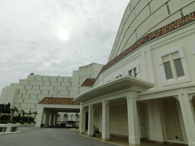 生まれて初めて沖縄県に行ってきました。金土日月3泊4日!従妹の結婚式に0歳児から85歳まで熊本から13名+東京から6名で参列してきました。全員沖縄県に縁もゆかりもないのですが(笑)、リゾート婚の方が内輪だけで盛り上がって楽しいので…やっと47都道府県制覇です。家族とともに動いたので「食えるときに食っとけ」や「朝まで粘る」パターンのない超豪華高級ホテルステイ3泊4日、私はどう動いたのでしょうか?<br /><br />きっぷ<br />「旅行会社を通してのご招待」なので多めの「お祝儀」<br /><br />旅程概要<br />06.21:川尻~熊本~熊本空港~那覇空港~恩納村<br />06.22:恩納村<br />06.23:恩納村~那覇市~恩納村<br />06.24:恩納村~おもろまち~那覇空港~熊本空港~自宅