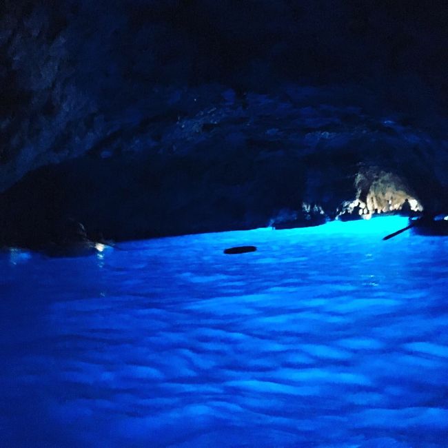 ナポリの港から高速船でカプリ島へ。カプリ島からモーターボートに乗り換えて青の洞窟入り口手前で二時間ほど待ってから小舟に4人ずつ乗り換えて順番に青の洞窟内へ。青の洞窟内の幻想的な海面を実際に目にする事ができて良かったです。