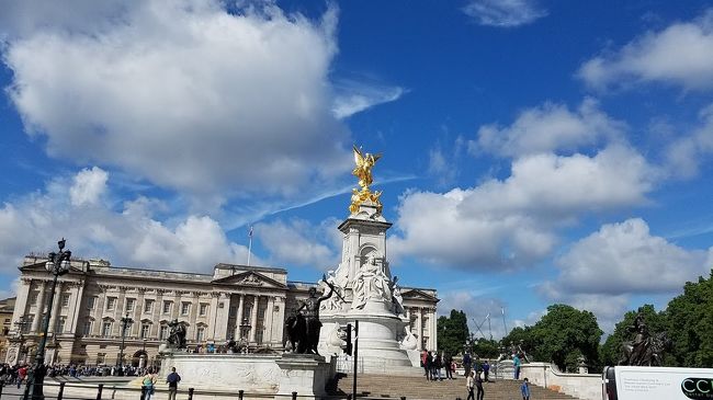 フィンエアーでヘルシンキ経由 ロンドンに行って来ました<br /><br />直前に英国入国の際 日本人のEゲート利用が開始され<br />あの長い入国審査の煩わしさから 解放されました!<br /><br />この旅行期間のロンドンの気温は最高21℃ 最低10℃という感じでした<br />湿度は低いので爽やかですが<br />晴天の場合日差しが強く日向は気温よりも暑く日焼けする感じがしました<br /><br />日中は 下にTシャツ 薄手の長袖シャツの重ね着<br />夜は薄手のパーカーを羽織って ストール&首にスカーフ<br /><br />又は日中はTシャツ 夜はウルトラライトダウンを羽織って首にスカーフ<br />という感じでした<br />最低気温は殆ど真夜中ですので 10℃の寒さまでは感じませんでした。<br /><br />天気は午前中は快晴 午後から曇天時々小雨が多かったです<br />私は折りたたみ傘を使いましたが フード付きのレインパーカーでも<br />凌げると思います<br /> <br />今回は3度目という事もありますが <br />体力もあまりなくなってすぐに疲れてしまうので<br />観光も食事もその時の気分次第という軽い感じでの旅です<br /><br />観光地や美味しいレストランの情報等はあまり期待しないでくださいね<br />