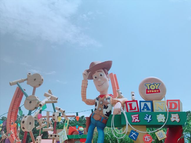 いつもディズニー旅をする友人と3人で<br />初の香港ディズニーへ!<br />粋な計らいで誕生日を迎えましたとさ。<br /><br />しかし、世の中は香港大規模デモのまっただ中。<br />無事に着くかな(ドキドキ)<br />無地に帰国できるかな(ドキドキ)←翌日は朝から大仕事あり<br /><br />==旅の工程==<br />1日目 香港エクスプレス KIX17:30 HKG2035<br />2日目 香港ディズニー<br />3日目 香港ディズニー<br />4日目 香港エクスプレス HKG 14:15 KIX 1910<br />@ディズニー・エクスプローラーズ・ロッジ<br />