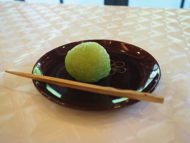 大阪の藤井寺にある道明寺天満宮、菅原道真公の誕生日の6月25日には、菅公生誕祭が行われます。<br />午前9時からの斎行ですが、それには間に合いませんが、薄茶の接待があるようなので、行ってみることにしました。<br /><br />【写真は、薄茶の無料接待のお菓子です】