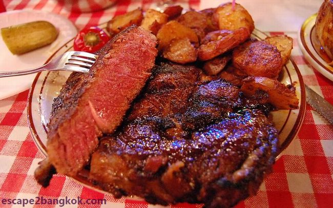 やっぱりニューヨークに行ったら『にく、ニク、肉』でしょ!!! <br /><br />このお店はニュージャージー州のホーボーケン、マンハッタンとハドソン・リバーを挟んだ町の名物店『アーサーズ・ステーキハウス』です。<br /><br />◆サマリー<br /><br />私の中ではステーキと言えば『フィレンツェで食べたビステカ(Tボーン・ステーキ)』だったんです。<br /><br />でも、ニューヨークにやってきて、フィレンツェで食べたステーキとニューヨークで食べてるものが違うと思い始めました。有名なブルックリン『ピーター・ルーガー』や日本にも出店したマンハッタンの雄『ウォルフガング』はお上品で、ちょっとイメージが違ったんです。<br /><br />そんな時、イタリア系ニューヨーカーの同僚が教えてくれたのが、ホーボーケンの『アーサーズ・タバーン・ステーキハウス』でした。<br /><br />『カジュアル・ステーキ』とでも言うのか、派手目なバーでカクテルかなんか飲みながら席が空くのを待つ。<br /><br />やっぱり、アメリカって、荒野の一軒家に派手派手な内装のバーがあって、そこでアメリカ人が肉食ってる、みたいな・・・カジュアルで気軽。<br /><br />そもそも、我が家には『ピーター・ルーガー』などは高級すぎ・・<br /><br />◆お店情報<br /><br />お店:Arthur’s Steak House<br />HP:https://arthurshoboken.com/<br />営業時間:<br />Sunday-Thursday:1100-2200<br />Friday-Saturday:1100-2300<br />電話:+1 201-656-5009<br />住所:237 Washington St, Hoboken, NJ 07030<br /><br />◆つづきはこちら!<br /><br /> https://www.escape2bangkok.com/entry/arthurs-steaks-hoboken<br /><br />◆ニューヨーク美味い物<br /><br /> https://www.escape2bangkok.com/entry/category/oversea-travel/newyork-navi/nyc-gourmet<br /><br /><br /><br />