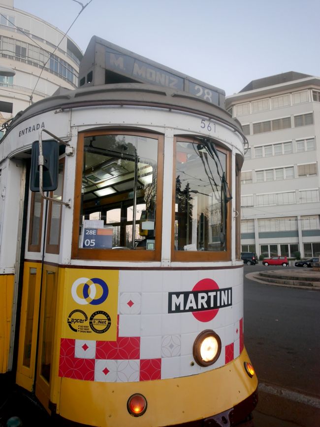 今回はMartim MorizからCampo de Ouriqueまで28番全線に乗車．54分かかる．観光客が多く，また夕暮れだったのでなかなかいい写真が撮れなかったが，坂あり，狭い道ありでリスボンという街を理解するにはとてもいい路線だ．<br />1649　Sao Jose(リスボン大学付属中央病院）のある高台から，階段を下りてMartim Morizの広場に向かう．1715始発．1809到着．そのまま折り返して（実際はひとつ前の市電に乗り換えて）1855　Rua da Conceicaoへ帰り，ブルーラインでホテルに帰った．最後の日は少々疲れたのでホテルで食事とした<br />28番については<br />2009年と2016年の市電28番のブログ<br />https://4travel.jp/travelogue/10356265<br />https://4travel.jp/travelogue/10359922<br />https://4travel.jp/travelogue/11247125<br />全線ではないが、比較的すいていた2009年にはいい写真がある.最後の2016年年末はこんでいたがそれなりに写真は撮影できた．今回のが夕方であることと非常にこんでいたためあまりいい写真ではない．それにしてもリスボンはどんどん観光客が増えているようだ．