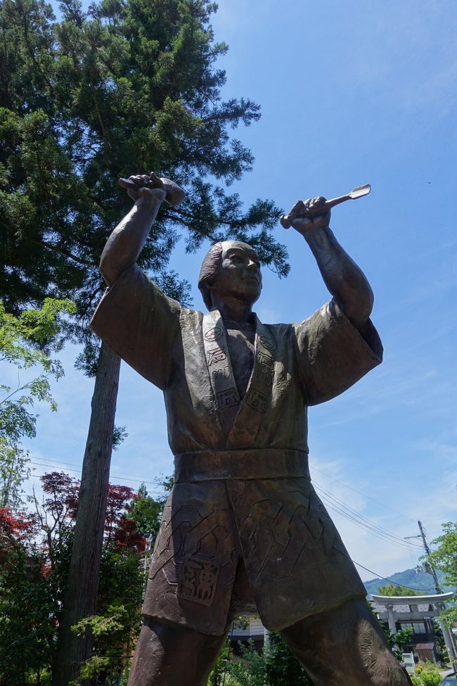 前回の旅行記で肝心な事を書き忘れていました。本旅のテーマ「手を振る」であります。<br />釜石線では近くの保育所の散歩であろ小さいお友達が、駅の柵にブラさがって手を振っていました。残念ながら座っていた反対側でした。<br />リアス線では吉里吉里駅のすぐ横、線路沿いにあった「幼保連携型認定こども園 つつみこども園」の園児が、こども園の窓イッパイに群がってニコニコと手を振っていました。<br />今度はこちら側だったので、目ざとく見つけた私は大きく手を振りました。通路を挟んだ席のオバチャン達が急に手を振り出した私に驚いてましたが、手を振る園児を見つけて「まあ、可愛い!」と喜んでました。<br />私は、園児にも手を振ってましたが、可愛い保育士さんにも手を振るのでした。