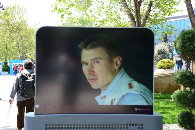 2019年のGWが10連休になると決まってから、すぐにこの連休中にF1を見に行こう!と決めていて、暫定カレンダーのうちにBakuのホテルだけは押さえました。その後、Airを手配、F1チケットを購入。<br />後は行くだけ!となったのに。。。<br />羽田に着いて、愕然。。。<br />なんとQRが遅延。私達のフライトも必然的にDoha-Bakuを遅らせる羽目に。<br />予選が見られず、決勝だけの観戦が離陸前から決まり、テンション下げ下げで出発しました。