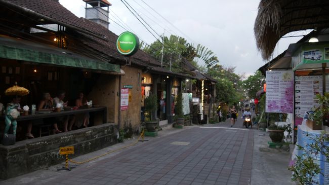 今回旅行の計画当初、ウブドには行かない事になってました。でも色々考えたり皆様方の旅行記拝見したりしてるうちにウブドも行きたい、できれば。いや、絶対行くぞーってなってしまって。調べてたらアゴダで以前泊ったカジャネムアが安いじゃないですか!(1ベッドルームプールヴィラ・税サ朝食込み6万1176円/3泊 返金不可プラン)一泊2万円位であの大きなプール付きヴィラ泊まれる♪で、今回もやっぱりウブド行きま~す。<br /><br />表紙写真は ウブドのゴータマ通 ビアビア前<br />アグン山噴火の影響か空いています <br /><br /><br />5/25(土)~6/3(月)ガルーダインドネシア航空(往 ビジネスクラス 帰 エコノミークラス)関空発着・イーツアー予約<br />5/25~26日 サヌール (アビアンハーモニーホテル)HIS予約<br />5/26~28日 ペニダ島 (スマブヒルズホテルヌサペニダ)エクスペディア予約 <br />5/28~31日 ウブド (カジャネムア)アゴダ予約<br />5/31~6/2日 ジンバラン(インターコンチネンタルバリ)ホテルサイトから予約<br /><br />カーチャーターは毎回お願いしているニコニコツアーでマデさんにまたお会いしました。<br />