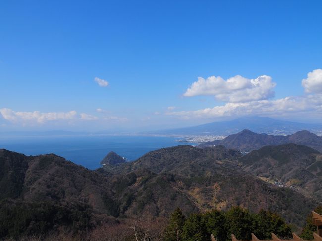 2019 平成最後の年、3月に予定していた伊豆急行「THE ROYAL EXPRESS」の旅、諸事情により泣く泣くキャンセル!お金も振り込んでいたのに残念!<br /><br />気を取り直し日程を調整して「河津桜まつり」に出かけて行きました。<br />生憎の天候になってしまいましたが、散り桜と菜の花のコラボを楽しんできました。<br /><br />☆1日目<br />・「河津桜まつり」 河津町<br />・「龍宮窟」<br />・「みなみの桜と菜の花まつり」南伊豆町<br />・宿泊ホテル 「下田伊東園ホテルはな岬」<br /><br />☆2日目<br />・伊豆の国パノラマパーク<br />・芦ノ湖スカイライン<br />・時之栖イルミネーション<br />・宿泊ホテル 「ホテル時之栖」<br /><br />☆3日目<br />・いちご狩り「時之栖いちご農園」