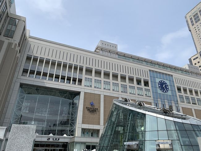 東京は、台風が近づいていて午後から雨だそう。天気予報みたら、札幌は25度だったけど、ひんやり寒い。<br />温度みたら18度くらい。寒かったけど、冷んやりした空気ぐ気持ち良い💕<br /><br />前日に決まった札幌出張。<br />飛行機が一日通して、ファーストクラス一席のみ空きがあったー!<br />差額の8000円は自分で払いますが。。<br />いつも、早めにきてラウンジでゆっくりしていて、空港内のレストランなど、全然知らないので、ちょっと他に、どんなお店があるのかチェックしてみました。<br />今回は、バタバタしていたので、結局ラウンジで、さっとコーヒー飲んだだけだったけど、次回は、いつものラウンジとは違うところに行ってみよう♫<br />