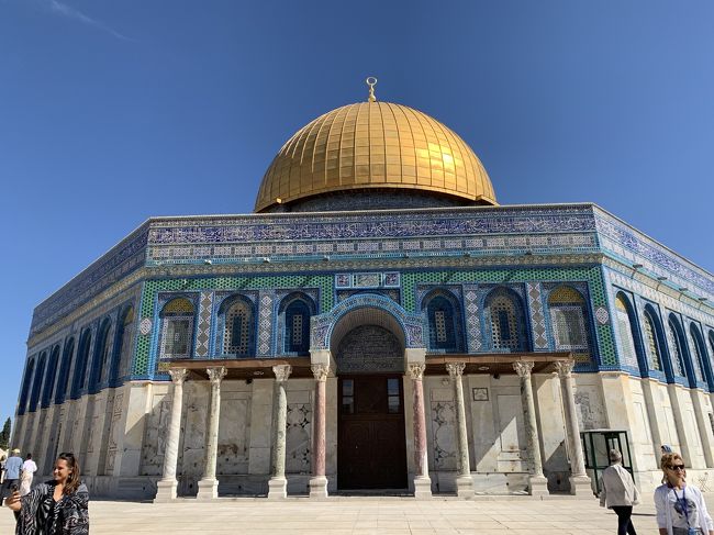 今年のGWはロシアとイスラエルへ。初めはロシアはトランジットでモスクワに少し寄ろ~くらいに考えてましたが、やっぱりサンクトペテルブルクにも行きたいわい!<br />というわけで、チケットは別々で購入。成田⇆モスクワはJAL、スカイスキャナーでなぜか出てこず、公式で調べると出てきたチケットです(o^^o)<br />ちなみにGWは世の中と2日間ずらしました(^^)<br /><br />●4月30日 成田→モスクワ→寝台列車でサンクトペテルブルク<br />●5月1日 サンクトペテルブルク観光<br />●5月2日 サンクトペテルブルク~イスラエル(ウラル航空)<br />●5月3日 エルサレム観光<br />●5月4日 ベツレヘム~テルアビブ~ヤッフォ旧市街<br />~エルサレム<br />★5月5日 エルサレム~モスクワ(エルアル航空)<br />●5月6日 モスクワ観光<br />●5月7日 モスクワ~<br />●5月8日 成田着<br /><br />☆事前に準備、予約したもの<br />・ロシアビザ(自力で取りました)<br />・エルミタージュ美術館チケット<br />・エルサレムのダビデの塔プロジェクションマッピング<br />・モスクワ→サンクトペテルブルクの寝台列車<br /><br />日程上、サンクトペテルブルクではメーデー、イスラエルでは安息日(シャバット)、モスクワでは戦勝利記念式典予行練習日にあたりました。色々と変則的なことも多かったですが、その点についても書いていきたいなと思います!