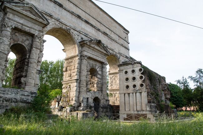 ローマ再訪~古代ローマ遺跡三昧の旅<br /><br />2007年にローマを初めて訪れたときに古代ローマの魅力にはまり、それ以来いつかお膝元のローマの遺跡巡りをしたいと思っていました。<br />そして2018年のゴールデン・ウィーク、うまいこと休みが取れたので、急に思い立って念願のローマの遺跡巡りに出かけることにしました。<br />訪れた遺跡は全部で70個。古代ローマ遺跡まみれの4泊5日の旅です。<br />(調べるうちに知らない遺跡を気付かずに見ていたことがわかり数が増えました。)<br /><br />※今回訪れたローマ遺跡には【遺跡No.8】のように見た順に番号を振っています。<br /><br />∴∵ ∴∵ ∴∵ ∴∵ ∴∵ ∴∵ ∴∵ ∴∵ ∴∵ ∴∵ <br />【3】まだ明るいのでテルミニ駅近くの遺跡めぐり (2018/4/30)<br />ハドリアヌスの別荘の見物を終えてローマに戻り、まだ明るいのでテルミニ駅に近いマッジョーレ門とラテラノ大聖堂を回ります。<br />テルミニ駅に最近できたフードコートで、日本で普段見るのとはちょっと違うカルボナーラに出会いました。<br />ここまでで見たローマ遺跡の数は8個です。<br /><br />※古代ローマ遺跡に興味のある方はぜひ下記のサイトもご覧ください!<br />水道の渋滞~マッジョーレ門とその周辺(イタリア)<br />http://roman-ruins.com/porta-maggiore/<br />アウレリアヌス城壁~ローマ衰退の象徴(イタリア)<br />http://roman-ruins.com/aurelian-walls/<br />∴∵ ∴∵ ∴∵ ∴∵ ∴∵ ∴∵ ∴∵ ∴∵ ∴∵ ∴∵ <br /><br /> 【1】ローマ到着~予想外の古代ローマ遺跡に遭遇 (2019/4/29)<br /> 【2】ハドリアヌスの別荘~静かにひっそり過ごす別荘だと思ったら・・・ (2018/4/30)<br />>【3】まだ明るいのでテルミニ駅近くの遺跡めぐり (2018/4/30)<br /> 【4】ローマ市内遺跡めぐり~1日で42個の遺跡を一筆書きで歩いて巡る 【前編】(2018/5/1)<br /> 【5】ローマ市内遺跡めぐり~1日で42個の遺跡を一筆書きで歩いて巡る 【後編】(2018/5/1)<br />>【6】アッピア街道~起点から4km、埃っぽいアッピア街道を歩く (2019/5/2)<br /> 【7】帰国 (2019/5/3-4)<br /><br />参考資料<br />・「とんぼの本 ローマ古代散歩」小森谷 慶子、小森谷 賢二<br />・「世界のオベリスク」 http://www.obelisks.org/