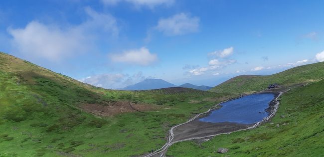 梅雨の晴れ間を狙って出かけました<br />秋田新幹線で田沢湖駅からバスに乗ってアルパコマクサまで<br />そこから乗り換えて八合目まで。<br />女性のグループも多くバスは満員でした。<br />一杯の時には追加のバスも出るようです、乗り物酔いする方はお薬が必要かも。<br />右へ左とぐわん～ぐわんと曲がりますよ、カーブミラーの数が60個<br />乗りもの好きなので、楽しんで数えていました。<br />