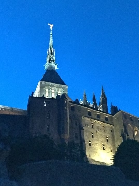5月7日からパリのアパートで丸1ヵ月。これはその時の旅行記の一つです。<br /><br />パリに来てから天気予報とにらめっこ。この日ならとバスツァーの「モンサンミッシェル 2日間」で行ってきました。<br /><br /><br />プチ旅行編は下記のように編集しました。<br /> 1/4 モンサンミッシェル<br /> 2/4 バラの村ジェルブロア<br /> 3/4 シャンティイ城<br /> 4/4 ベルギー・ブルージュ