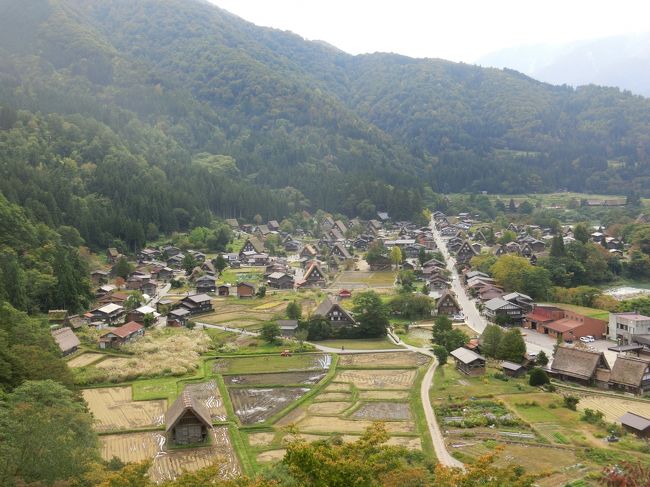 まだ行ったことのない国内の世界遺産に訪れてみようと、今回は白川郷(岐阜県)と五箇山(富山県)の合掌造り集落を巡ってきた。アクセスは【金沢⇔白川郷】【高岡⇔五箇山】と高速バスを利用。1泊でも可能なスケジュールだったが天候リスクを考慮して2泊3日で予定を組んだら、やはりというか2日目が雨に・・・早めに予約するとこれがあるんだよな。<br />1泊余分に宿泊し予備日を作ったことで旅の目的は達成。<br />晴れたり曇ったりとパッとしない天気だったが、日本昔話に出てきそうな日本の原風景ともいうべき景観に心癒されてきた。<br />