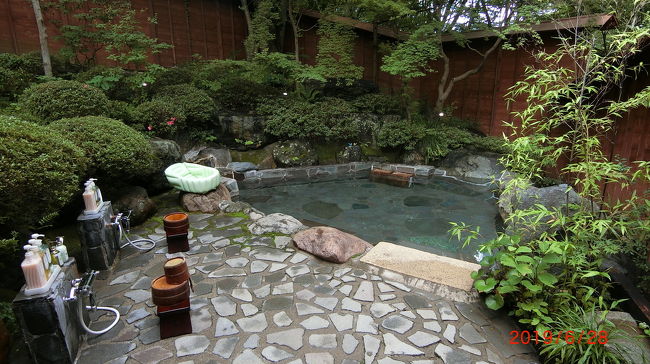 今年もいよいよ夏休みシーズン到来!<br /><br />この夏第一弾の旅は、埼玉県の秩父地方、長瀞をチョイス!<br />かつ、令和に入り早くも3回目の旅となりました。<br /><br />軽井沢(長野)、熱海(静岡)、鬼怒川温泉(栃木)、<br />ひたちなか(茨城)、河口湖(山梨)、安房小湊(千葉)<br />と各県を行脚中となっており、今回は比較的近場とも<br />言える埼玉県の旅へ行くことに。<br /><br />梅雨時ということもあり、旅の二日間の天気予報は雨、台風も<br />近づいてる中、実はそれほど期待はしておりませんでした。<br /><br />家族でゆっくりすごせればOK、くらいの軽~い旅のつもりでしたが、<br />田舎の風景よし、貸切の露天風呂よし、ホテルのおもてなしに<br />充実したお食事にと期待をはるかに超える大満足!な旅になりました。<br /><br />長瀞には是非一度行ってみる価値はありそうですな。<br /><br /><br />