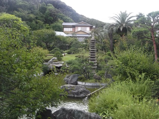 大磯の吉田茂邸は2009年3月に全焼したが,再建され2017年4月から一般公開されている.庭園と共に新装なった邸宅を訪れました.<br /><br />国道1号線を挟んだ北側は旧三井別邸があった小山で,邸宅は残っていないものの,1990年より県立大磯城山公園として整備されているので,訪れました.