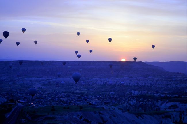 バルコニーで星空写真撮影をしようと、朝方に起床。<br /><br />撮影後、部屋に戻り、コーヒーを淹れながらふと外を見たら、<br />日の出と共に絶景が広がっていました。<br />