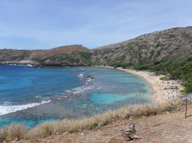 ハワイ旅行も後半。前回のハワイ旅行で行くはずだったけど行けずに終わったラニカイビーチとブーツアンドキモズ。安全面を考えて、チャーターを予約。火曜日はブーツアンドキモズが休みなので、そこを避けて日程を組んでいたら、火曜日はハナウマ湾も閉園で...。やっぱり行きたかったので、チャーターで行ってもらうことにした。、<br /><br />朝早くいかないと駐車場に入れない恐れがあるということで早朝出発。ホテルのロビーでピックアップ、が、時間に5分ほど遅れてしまったら、車が見つからない。なかなか連絡がつかず、やっと連絡できたら、いないので別のホテルに行っていた…。チャーターだから多少遅れても大丈夫と思っていたのに。ちょっと雲行き怪しい。