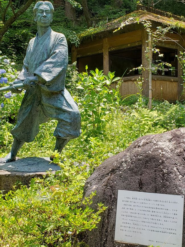 地元の公民館主催の日帰り旅行です。マイクロバスで行きました。🚌<br />一乗谷と柴田公園(柴田神社・北ノ庄城趾)へ行って来ました。<br />一乗谷は、戦国武将・朝倉義景のゆかりの地で有名です。剣豪・佐々木小次郎のゆかりの地でもあります。柴田公園は、柴田勝家のゆかりの地です。歴史が好きなので、面白かったです。勉強になりました。グルメもおいしかったです。<br />特に一乗滝は、TOKIOの松岡さんが燕返しをするシーンを思い出しちゃいました。😃💕