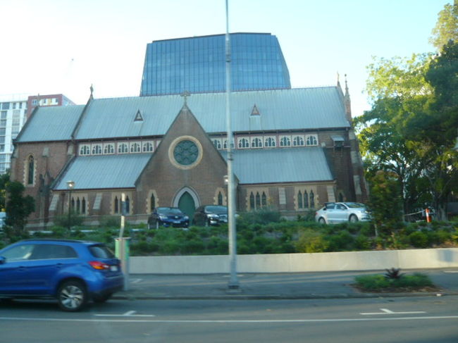今まで、なぜかオーストラリアに縁がありませんでした。<br />オーストラリアの近傍には、何回も行ったのですが、オセアニア大陸に足を踏み入れることがありませんでした。<br /><br />写真は、ウイックハン通りにあるHoly Trinity教会です。アングリカン教会とも呼ばれるイギリス国教会の教会です。<br />ブリスベーンのトリニティ教会は、１８５６年に創立された教会です。<br />日本からも、結婚式の申し込みが多いと聞いています。<br /><br />オーストラリアは、1606年におけるオランダ人探検家によるオーストラリア大陸発見後、1770年に、スコットランド人のジェームズ・クックがシドニーのボタニー湾に上陸して領有を宣言し、入植が始まりました。<br />1828年に、オーストラリア全土がイギリスの植民地となり、独立後も、イギリス連邦の一員となっています。<br /><br />オーストラリアでは、歴史的建物が大事にされていて、近代的な街並みの中にも、歴史的な建物が大事に保存されていて、新旧の調和が保たれています。<br /><br />街を歩くと、諸処に、古い歴史を感じさせる建物が見られ、心温まる感じがします。