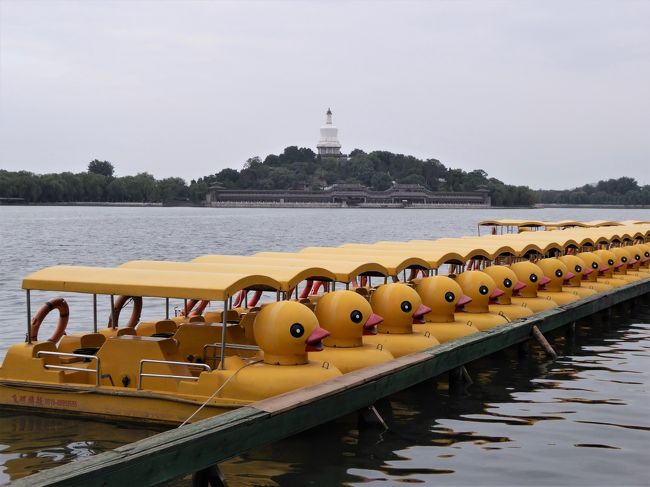 妻も子供も今年の夏の旅行は国内がいいと言ったので、海外旅行の機会を失ってしまったのですが、マイレージがそこそこ貯まっていたので、妻と交渉の結果、北京なら行っていいとなったので、初めての北京観光一人旅に行ってきました。<br /><br />【旅程】<br />今回の旅行記★印<br />★6/6 出国→北京(天壇、北海公園、什刹海、南鑼鼓巷)<br />●6/7 北京(天安門、故宮)<br />●6/8 北京(居庸関、明十三陵・神道)<br />●6/9 北京(動物園)→帰国<br /><br />世界遺産・天壇を散策後、夕暮れ前に北海公園・什刹海と水辺を散策してみました。