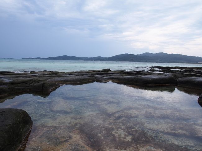 久米島に行って来ました。<br />昨年の３月以来の久米島ですが、恋しくて堪らなく行きたくて行きたくてやっと帰って来れました。<br />今回は私が久米島に行く！！と言い出したら相棒もお休みを取って参加してくれました。<br /><br />久米島はいい意味で沖縄の離島のいい所が残っていて、のんびりゆったりとした島の時間が流れている感じがします。<br />頑張れば自転車で１周できる大きさの島です。<br /><br />今回も目的はやん小のそば。<br />１度食べると忘れられない味です。<br />私は久米島でいっぱい食べたいものを食べるために減量に励んでいました。<br />それでも食べられる量には限界があってまだまだ食べたりなかったですが・・・<br />カジマヤーは食いしん坊と言う沖縄の方言ですwww<br /><br />そして今回も凄まじい雨と雷！！<br />今年は空梅雨だったそうで降水量は少なく、雲天の日が多かったそうです。<br />久米島を訪れた日は丁度ハーリーの日だったようですが、お天気が凄く残念ながら見に行く事が出来ませんでした。<br /><br />色々ありましたが最終的には楽しいことしかありませんでした。<br />すでに久米島が恋しいです。<br /><br />★飛行機<br />関空ー那覇（ANA)<br />スーパーバリュー４５<br />￥１２８５０（１人）各自で手配<br /><br />久米島ー那覇（RAC)<br />￥７４２０（１人）<br /><br />那覇ー神戸（ANA)<br />スーパーバリュー４５<br />￥１３５２０（１人）各自で手配<br /><br />★フェリー<br />那覇ー久米島（兼城）事前TEL予約<br />￥３３９０（１人片道）<br /><br />★レンタカー<br />久米島ＡＢＣレンタカー<br />３日間￥９７２０＋免責料金￥４８６０<br /><br />★ホテル<br />☆ホテルピースランド<br />素泊まり１泊２日・禁煙ルーム<br />￥３２００（１人）<br /><br />☆イーフビーチホテル<br />２泊３日朝食・展望風呂付<br />オーシャンフロントビューツイン　早期割２８<br />￥１１０００×２日（１人）<br /><br />★アクティビティ<br />アイランドエキスパート<br />はての浜半日コース　￥３５００（１人）