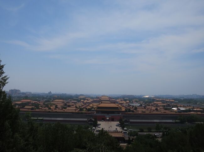 去年、兵馬俑を見に西安へ行ったので、始皇帝つながりで万里の長城を見たいと思い、さて万里の長城を見るにはどこに行けばいいか調べて今年は北京へ。<br /><br />『万里』もあるんだから北京以外からも行けるかと思ったけど、ちょっと調べた限りでは北京からしか行けないみたい。観光用に整備されているのは北京から行けるところだけなのかな。<br /><br />あと無知な私は万里の長城は全部始皇帝が作ったのかと思ってたけど、実際は以前からあった防壁をつなげたのが始皇帝で、現在残っている長城は明の時代に作られたとか。<br />せっかく漫画の「キングダム」を読んで予習？したのに、北京から行ける万里の長城はあまり始皇帝関係ないんやな。<br /><br />日本語の漢字は中国から来てるんだから当たり前かもしれないけど、看板や新聞に書いてある中国語はなんとなくわかるところもあるんだけど、話し言葉はほとんどわからない。飛行機の機内放送や地下鉄の車内放送は中国語のあとの英語を聞いて内容を理解する。<br />・・・というのがなんだか不思議だなぁと思い、タイトルのようなことを感じた次第です。<br />北京旅行で下記まわりました。<br /><br />①万里の長城 [慕田峪長城]<br />②紫禁城 [故宮]<br />③北京市内観光<br />④ホテルと飛行機