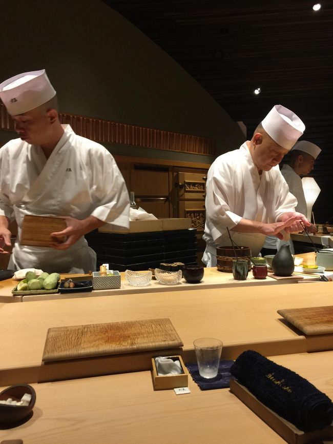 ハワイですし屋と言えば「すし匠」と言うぐらいあまりにも有名すぎる店に<br />行ってきました<br /><br />有名すぎてなかなか予約が取れないのも有名<br /><br />そのすし匠はリッツカールトンワイキキホテル内にあり1日に夜6時と8時の2回だけシェフおまかせスタイルで営業する<br /><br />シェフは江戸前寿司先駆者として有名すぎる中澤圭二氏<br /><br />予約できるメインカウンター席はたったの10席なのでハワイの予定をたてたら日本から速攻で予約を入れる必要がある<br /><br />美味しい寿司や小鉢、そしてそれらにマッチしたお酒のチョイスはすばらしく是非記憶にとどめたくここにしたためることにしました<br /><br />後半はお酒が美味しすぎて記憶があいまいになってますがご容赦ください
