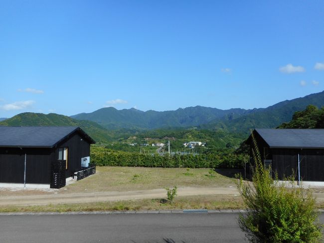 毎年恒例のお墓参りついでに旅行へ行ってきました。<br />今回は熊野倶楽部に宿泊してみました。もともとみかん畑だったところにできた宿泊施設なのでアップダウンの多い施設でした。景色は田舎そのもので、ゆっくり寛ぐことができました。<br />でも残念なこともありましたが･･･、旅行記で。<br />お墓参り後はいつもの那智の滝へ行きました。<br />