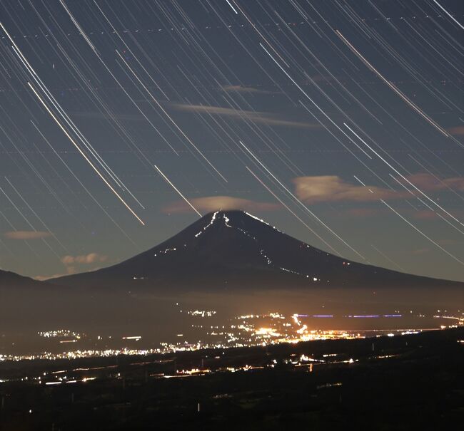 富士登山の季節になったら、毎年、旅日記の前の方に移動してます。<br /><br />今年も富士登山の季節になった。<br />私は地元・・・といっても伊豆だけど、富士山には20回近く登っている。<br /><br />富士山四大登山道を（簡略）に網羅！？<br /><br />今年こそ富士山に登ってみたい・・・という方への応援歌的日記をアップします。<br />大作です！・・・参考になると思うよ。<br /><br />何回かの登山を一冊にまとめたので、日付は本日としました。過去に他の富士登山日記でアップした写真と重複してる写真があります・・・悪しからず。<br />