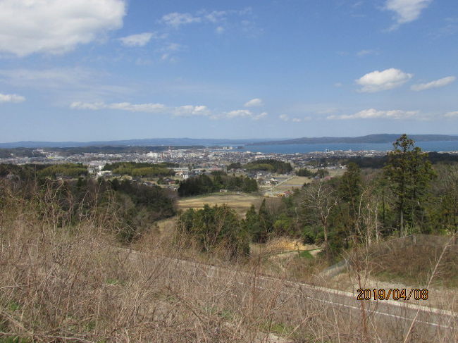 自分は城巡りを趣味にしている訳ではないが、全国の主だった城郭は大体見て回っている。印象深いのは戦国時代から現存する国宝の城郭であるが、そうした歴史的建造物がなくても、石垣だけの山城、風光明媚な山上の城、等々、思い出に残るお城は全国に点在している。<br /><br />又最近では八王子郊外にある八王子城址、そこは豊臣時代、小田原城に先駆けて秀吉勢に攻め立てられて落城し、城に残された北条方の妻女死者数千人とも言われている悲劇の城であるが、休日などその城址へハイキングへ行くことも多く、これ等の山上の城跡は今では当時の形骸は殆ど残してはいないが、地元の人々には今なお城山と呼ばれ、嘗てはそこに山城があったことの記憶が山の名称として残されている。全国に一体何か所の城山があるのかは、自分には分からないが、あちこち旅行したり、山歩きなどしていると、そうした城山に出会うことも少なからずある。<br /><br />ここ七尾城も同様に城山と呼ばれ、八王子が城址公園と呼ばれているように、こちらも城山城址公園と呼ばれている。食祭市場のある海岸から七尾市街地を越して、前方に山並みが見えるが、その山の中腹にお城はあった。これからその城址に向かって町を縦断し、道路標識に従って進んでいくと、何を間違えたのか、車は高速道路に入って、能越高速道を走って隣町の氷見まで行ってＵターンすることになったが、新設の高速道路、片側１車線でトンネルも多く、慣れないレンタカーで冷や冷やしながら往復したが、矢張り運転慣れしない高齢ドライバー、少しばかり肝を冷やした。<br /><br />城址に向かう道路は、その高速道の下を潜って山中に入って行くのだが、その城址公園に向かう取り付け道路のようになっていた。が、１０分ほど走らせると、道路は途中で通行止めになっていて、見ると前方に工事用の大型ダンプが止まっていて、その前方の斜面にはしゃべるカーが数台エンジンをうならせて土木工事をしている。後で分かったのだが、去年か一昨年の大雨で土砂崩れが発生し、道路の復旧工事をしているとのことだった。初めて行く場所。ここから城址まで登山道があるのかどうかも分からず、又往復の時間も分からない。残念だが今回はお城巡りは諦めて、ここから引き返すことにした。<br /><br />天下の堅城七尾城。戦国時代の知将上杉謙信も城攻めには苦労したが、漸く謀略により落とすことができた難攻不落の城であった。織田豊臣の時代になって前田利家が金沢に移る以前にこの城を領知することになったが、希しくも利家はその後の八王子攻め豊臣方の総大将を務めることになった。偶然かも知れないが、この城跡も八王子も現在日本１００名城に数えられている。利家はこの城に拠って眼下の七尾の町割りを行い、同じ人物が八王子城攻めを行い、天守、御主殿を悉く灰燼に帰し、妻女数千人を死に追いやった。<br /><br />参道を下り降りる途中、眼下の七尾の町並みを眺め、歴史の数奇、４００年を経た今も二つの城山として現在に生きている偶然、様々なことを思い、時間は早いが空港に戻ることにした。城巡りが出来ずに浮いた時間、市内の国衙、国分寺跡でも見て回り、帰り道にある能登大仏にもお参りし、今回の旅行のお礼をしよう。後数時間、事故には気を付けよう。