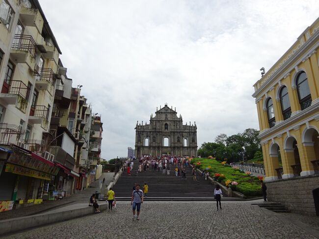 今次旅行の主目的は、台北に忘れ物を取りに行くことなのである。<br />その忘れ物とは、「青春の忘れ物」とか、「去年の夏の忘れ物」とかいうドラマチックなものなどではない。<br />昨年の秋、長女(22歳・社会人)が友達と台北旅行をした際、ホテルのセーフティボックスに学生証、定期、現金等が入った財布を忘れてきたのである。しかも、長女がそれに気づいたのは、帰国してからなのであった。全く鈍臭いヤツである。長女からは、「お父さ~ん、お願いだからさ~、台北に行って~、忘れ物を取ってきて~」と、ずっと言われていたのである。ということで、娘に甘い秘書課長は、簡単にこれを引き受けてしまうのであった。<br /><br />【1日目】成田空港~香港空港~マカオ~ホテル<br /><br />【2日目】マカオ滞在<br />