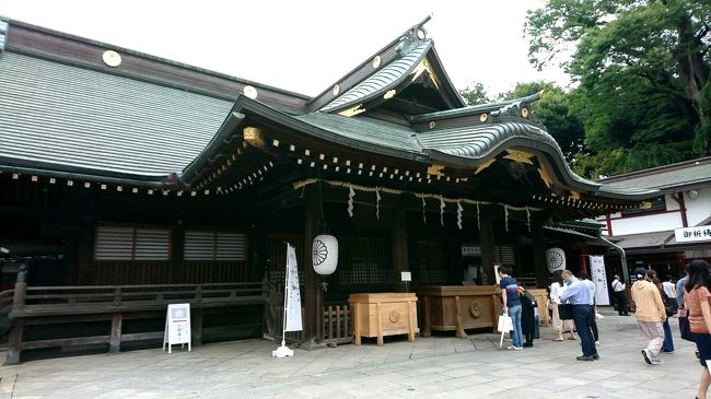 府中駅から徒歩5分の大国魂神社へ行ってきました。バスで移動中、大きな神社を発見したので、お参りに行ってきました。読み方は、「おおくにたまのじんじゃ」です。この大神は、出雲の大国主神と御同神で、大昔、武蔵国を開かれて、人々に衣食住の道を教えられ、<br />又、医療法やまじないの術も授けられた神様で、俗に福神、又は縁結び、厄除け・厄払いの神として著名な神様です。