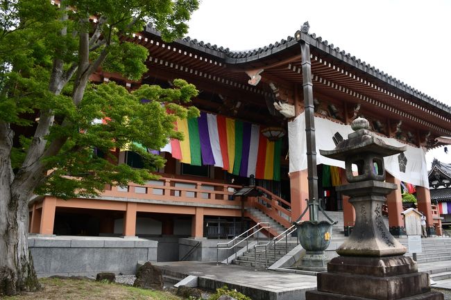 東山七条交差点、七条通りからは正面に智積院さんの伽藍が目に入ります。真言宗智山派の大本山です。伽藍は広く、名勝の庭園もあります。大きな金堂を始めとして、講堂、密厳堂、大師堂、明王殿などお堂が建ち並んでいます。