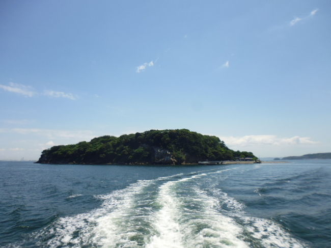 横須賀の沖合にある無人島である猿島散策です。ここはかつての軍事基地のあった島ですが今は海水浴やＢＢＱ、釣りで有名な観光地になっています。<br />横須賀の港から１０分少しで到着する島ですが、無人島らしい雰囲気がいいです。<br />これから暑くなってくるとにぎわいそうです。