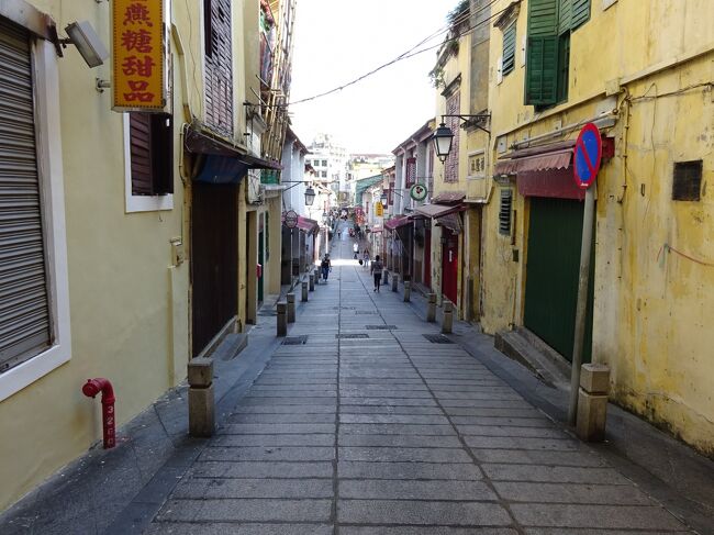 今次旅行の主目的は、台北に忘れ物を取りに行くことなのである。<br />その忘れ物とは、「青春の忘れ物」とか、「去年の夏の忘れ物」とかいうドラマチックなものなどではない。<br />昨年の秋、長女(22歳・社会人)が友達と台北旅行をした際、ホテルのセーフティボックスに学生証、定期、現金等が入った財布を忘れてきたのである。しかも、長女がそれに気づいたのは、帰国してからなのであった。全く鈍臭いヤツである。長女からは、「お父さ~ん、お願いだからさ~、台北に行って~、忘れ物を取ってきて~」と、ずっと言われていたのである。ということで、娘に甘い秘書課長は、簡単にこれを引き受けてしまうのであった。<br /><br />【1日目】成田空港~香港空港~マカオ~ホテル<br /><br />【2日目】マカオ滞在<br /><br />【3日目】マカオ滞在<br />