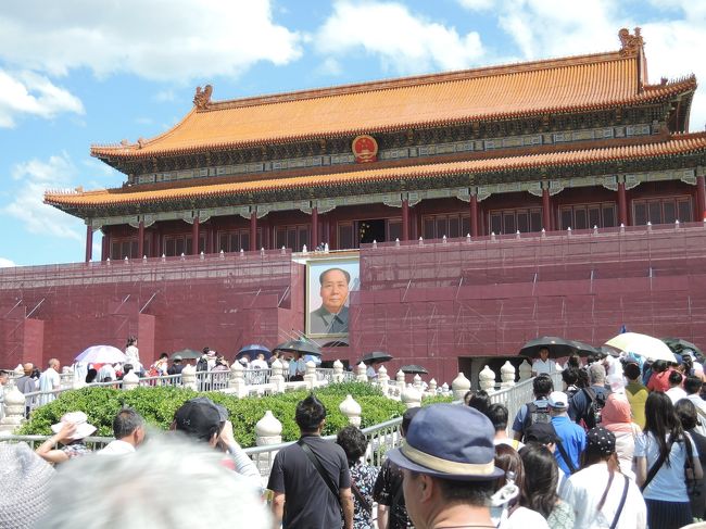 子供のころ教科書で見た「万里の長城」と映画ラストエンペラーで見た「紫禁城」の壮大さをぜひこの目で本物を見たいと行ってきました北京！<br />ちょうど旅立つ日に関東地方は梅雨に入りましたが、北京は青空。<br />旅行期間中スモッグやＰＭ２．５とは無縁の素晴らしいお天気でした。<br />美味しい北京ダックもいただき大満足の旅でした！<br />・・・・・・・・・・・・・・・・・・・・・・・・・・・・・・・・<br />今回の旅行では天安門へも行きました。<br />天安門といえばあの事件のことを思い出します。<br />奇しくも今年はあの日から３０年です。<br />６月４日の３日後に旅行に行くことになり少し治安の面が心配でしたが、当時に比べると経済が発展したせいか、天安門は穏やかでした・・・。<br /><br /><br />６／０７　成田空港　→→→　北京首都国際空港<br />６／０８　頤和園・万里の長城<br />６／０９　北京動物園・故宮博物院・天壇公園<br />６／１０　北京首都国際空港　→→→　成田空港