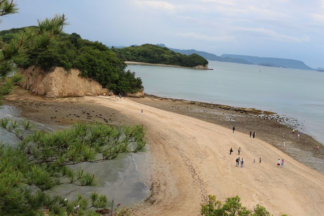 つゆ間近の小豆島旅行です。雨を覚悟で、でももしかしてという淡い気持ちで出発。一泊二泊の旅はまったく雨に遭うこともなく楽しく過ごすことができました。小豆島は一泊二日で回るにはちょうど良い大きさです。瀬戸内国際芸術祭の期間とちょっとずれたので見られないオブジェもありましたがいい思い出作りができました。<br />