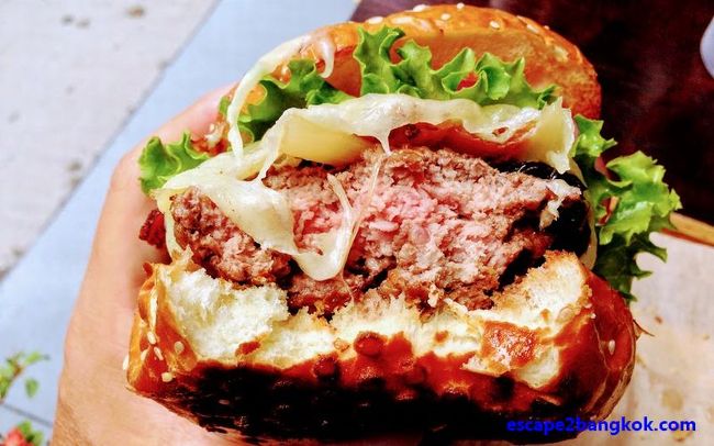 ニューヨークの写真整理してたら、自分の中で一番の『バーガー』を思い出しました。<br /><br />ニューヨークのグルメバーガーの走り、ベストバーガー・ランキングの常連『121 Fulton Street』の『ザ・フルトン(The Fulton)』です。<br /><br /><br />◆サマリー<br /><br />先日、ニューヨークの『バーガー』を振り返っている間、私の中で一番は・・・<br /><br />NYCベストバーガーランキング常連!ビレッジの老舗『コーナー・ビストロ』<br /> https://www.escape2bangkok.com/entry/the-corner-bistro-new-york<br /><br />『ザ・フルトン』だったなと改めて思い出してしまいました。<br /><br />でも、もう、あの『ザ・フルトン』は食べられないのかと思うと悲しくなります。<br /><br />思い出だけでも残しておこう…<br /><br />◆【閉店】お店情報<br /><br />お店:121 Fulton Street<br />場所:ダウンタウンのFinancial District<br />住所:121 Fulton St, New York, NY 10038<br /><br />◆つづきはこちら!<br /><br /> https://www.escape2bangkok.com/entry/the-fulton-closed<br /><br />◆ニューヨーク美味い物<br /><br /> https://www.escape2bangkok.com/entry/category/oversea-travel/newyork-navi/nyc-gourmet