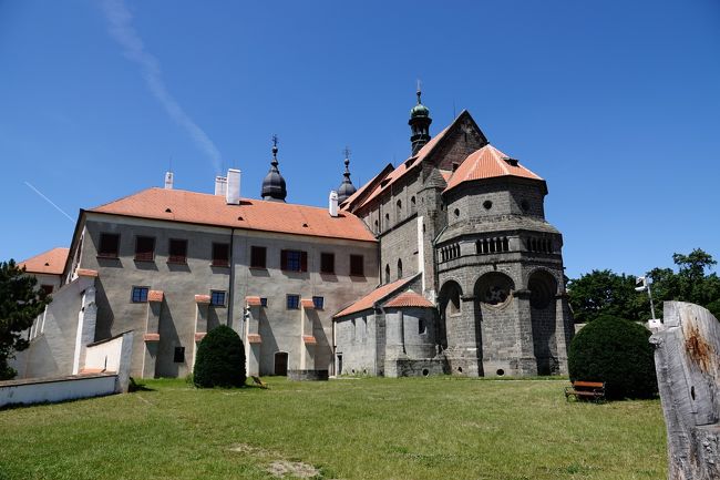 ブルノから世界遺産があるトルシェビーチ（Trebic）にバスで移動した。チェコの小さい街は市内バスがあるのだが、その情報がないので、徒歩での移動を想定してルートを決める。このトルシェも電車駅よりバス駅の方が中心に近い。たまたまブルノからFLIXバスがトルシェまであったので、それを利用（ミュンヘン行き）。<br /><br />街に着いてみるとバス駅は市の中心にあり便利。ホテルまで徒歩で直ぐであった。ただし、電車駅からは市バスがあったので電車でもOKなのだ。着いてみないと分からないのが小さな町である。<br /><br />この街には世界遺産に指定されている、聖プロコピウス聖堂とユダヤ人街がある。残念ながら自分たち日本人にはなにがユダヤ人街かが分かっていないので、これがユダヤ人街といわれてもピンとこない。<br /><br />街の中心はユダヤ人街を川で挟み反対側になる。中心がカレル広場だが、周囲に古い建物は多くは残っていない。<br />そんな訳で、どうしても訪れなければいけない街とはいえないであろう。<br /><br />なお、チェコの街には大きなバス駅が多い。社会主義時代は自動車の普及が進んでいなかったので、バスの利用が多かったため、どの街にも大きなバス駅がある。しかし、今は自動車が普及しているため、バス便はそう多くはない。<br /><br />トルシェで１泊して、次にイフラバ（Jihlava）へ移動した。こちらはチェコ最古の鉱山都市で、周囲は城壁に囲まれている。ここもバス移動にした。このイフラバは大きな街で、市内交通が整備されている。<br /><br />市内の移動はトロリーバスだが、日曜日だったので切符をどこで買えばよいか全く分からなかった。結局、小さいスーパーで販売していた。バス駅から泊まるところまでは１０分程度の歩きであった。<br /><br />市の中心となる広場は　Masarykovo　Namesti<br />電車駅は　HL　Nadrazi　CD<br />バス駅は　Autobusove<br />である。バス亭にはバス番号とそのバスが止まるバス停が表示されているので、名前が分かればトロリーバスが簡単に利用できる。<br /><br />電車駅から中央広場までが　A番、バス駅から中央広場までが　C番となる。バス駅のバス停はターミナルの事務所ビル２Fが道路に面していて、そこにバス亭がある。<br /><br />なお、イフラバには鉱山跡（地下）の見学ツアーがある。自分は日曜日着で観光INFが閉まっていたので、このツアーの存在を気付くのが遅れて、利用できなかった。<br />中央広場の周囲には古い建物が現存しており、鉱山ツアーと合わせればトルシェより訪れる価値はあるように思う。ただし、ホテルなどは古いものが多い。<br /><br />地方都市での食事について、ビールはレストランによりピンキリとなる。０．５Lで安いのは２５CZK/１２５円、高いのは４５CZK/２２５円まで。なお、ピルゼンビールは高い。食事は200CZK前後／１０００円前後となる。ただし、プラハは観光客が山のようにいるので、これより大幅に高いと思う。