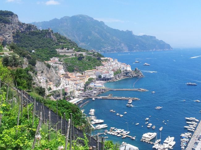 青い海が恋しくなって、南イタリアに行くことにした。<br /><br />ずっと前から行きたいと思っていたアマルフィがまず浮かび、アクセス方法を調べていたら最寄空港がナポリと分かり、ナポリでピッツァも食べたい!ということでナポリも追加。<br />地図を眺めていたらカプリ島も近い事が分かる。名前は聞いたことがあるけれどどんな島?と思ったらあの有名な「青の洞窟」がある島なのね。<br />こりゃ行かねば!ということでカプリ島も追加。<br /><br />折しもヨーロッパに記録的な熱波の到来した1週間、暑い暑い6泊7日の旅になった。<br /><br />旅程:<br /><br />6月23日(日) 早朝出発、空路ナポリから陸路アマルフィ アマルフィ泊<br />6月24日(月) アマルフィ泊<br />6月25日(火) 高速船でカプリ島に移動 カプリ島泊<br />6月26日(水) カプリ島泊<br />6月27日(木) 高速船でナポリに移動 ナポリ泊<br />6月28日(金) ナポリ泊<br />6月29日(土) 深夜帰宅