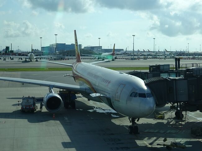 今次旅行の主目的は、台北に忘れ物を取りに行くことなのである。<br />その忘れ物とは、「青春の忘れ物」とか、「去年の夏の忘れ物」とかいうドラマチックなものなどではない。<br />昨年の秋、長女(22歳・社会人)が友達と台北旅行をした際、ホテルのセーフティボックスに学生証、定期、現金等が入った財布を忘れてきたのである。しかも、長女がそれに気づいたのは、帰国してからなのであった。全く鈍臭いヤツである。長女からは、「お父さ~ん、お願いだからさ~、台北に行って~、忘れ物を取ってきて~」と、ずっと言われていたのである。ということで、娘に甘い秘書課長は、簡単にこれを引き受けてしまうのであった。<br /><br />【1日目】成田空港~香港空港~マカオ~ホテル<br /><br />【2日目】マカオ滞在<br /><br />【3日目】マカオ滞在<br /><br />【4日目】ホテル~香港空港~桃園空港~ホテル<br />
