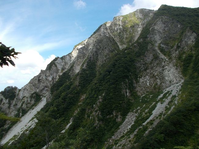 伯耆大山の宝珠尾根ルートを登りました。若いころ一度登ったことがあり、そのときは特にきついとは思わなかったのですが、慢性的な膝痛を抱える今の自分にとっては、なかなかに難しいルートで、ガイドマップの標準コースタイムを大幅にオーバーし、結局、上宝珠越まで登ったところであきらめて下山しました。宝珠尾根ルートは、両手に杖を持ったままだと歩きづらいちょっとした崖のようなところが多く、膝をかばいながら慎重に通過しなければなかったため時間がかかってしまいました。