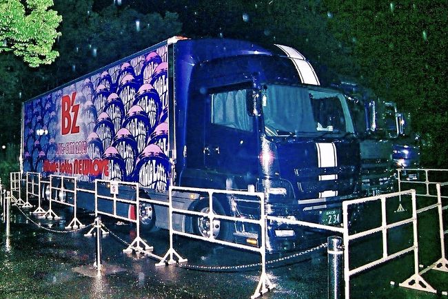 《July.03.2019》B'z LIVE-GYM 2019 -Whole Lotta NEW LOVE-IN OSAKA.<br /><br />最近ホントくじ運がなくなってきた。チケット入手困難と言われるライブのチケットも一人参加ということもあり、取れないこともなかった。しか~しそれも昨年の冬までだったようで、夏から秋にかけて行われたB'z結成30周年のライブ-HINOTORI-はチケットぴあの二次優先でS席のスタンドをGET。そして普通の席で観戦した。年が変わって今年に入り1月のFC優先を皮切りにことごとくすべりまくった。今回のライブは諦めるしかないのか・・・と思い始めた6月だったが、ここに来て大逆転劇が起こる。チケットぴあの三次優先でやっと7月3日水曜日の大阪城ホールスタンドS席にやっと当選。晴れてライブ参戦が決まりました。<br /><br />確か当選したのが6月5日あたり。そのすぐ後に恒例の沖縄があることからそっちに気を取られ過ぎており、シフトの希望休を入れていなかったことが6月の半ばになって判明したもののたまたま当日が休みとなっていたことから事なきことを得ました。<br /><br />梅雨明けしていなかった沖縄では雨にたたられ予想以上に疲れたこともありテンション上がることもなくライブ当日を迎えます。生憎の雨がバラつく天気の中バスにて出発し、田舎駅で新快速に乗り換えて一路大阪を目指します。<br /><br />平日18:00という時間に加えライブ開演1時間前となれば大阪駅がごった返していると思いきやそうでもなく、ちょっと面食らってしまいました。そんな中JR神戸線のホームでは同一方向へと向かう二本の新快速電車が停車しているのに気付きます。珍しいこともあるものだとカメラに収め、環状外回りホームに向かいました。<br /><br />やはりそれなりには混雑していた大阪環状線ホーム。入線してきた環状外回りの運行<br />は323系車両でした。流行りの面をしている最新鋭の車両ではあれどどうも好きにはなれません。とは言っても乗ってしまえば10分のこと。あっという間に大阪城公園駅に到着します。<br /><br />生憎また雨が強くなってきました。ライブ目的な大勢を先に行かせて駅の景色をカメラに収めます。大阪のメジャーな公演会場はほぼ網羅していると思っていたのですが、意外にも大阪城ホールは初めてのようです。思い出せないだけかも知れませんが、少なくとも今のような整備された景色は知りません。ジョー・テラスオオサカ、キャッスルガーデンOSAKA等を眺めながら歩き、パークローソン大阪城公園店に立ち寄ります。平成28(2016)年4月オープンの比較的新しいお店はコンパクトなお店の位置付けで作られたものとありましたが、店舗規模としては中型店舗位は十分にあります。大阪城公園や大阪城ホールを利用する方のニーズに沿ってとは、地元のお土産も購入できるようになっています。確かに飲食商品以外は旅先で急遽必要となりそうな商品が充実していました。勿論これからライブ参戦する私を含めた人達が求めるものはやはり〝ドリンク〟。梅雨空の下屋内公演であることを考えれば必要ないものにも思うものの、やはりexciteすることを考えればやはり必要。という訳でいろはす2本を購入。買った途端喉が渇いていたのを思い出し、入場前に1本空けてしまったのは何を隠そう私です(笑)。ゲート前にはいつもの如くツアーグッズ・CD・ガチャガチャを販売するテントが並びます。既に開演迄30分を切っている時間、終演後にもグッズ販売は行いますとのコールはあれど、売り切れになるものもあるので空いていることを良いことに先にグッズ販売に並びます。ステージタオルとTシャツを購入し清算しようとすると後300円でミラープレゼントと言われます。まあグッズを収集する趣味もないのでいつもオマケの類は連れに渡すのですが、アルバイトのお姉さんのgood timingなアプローチに乗っかってキーホルダーを追加で購入します。6,300円をまた無駄遣いしてしまいました(汗)。<br /><br />グッズをGETするといよいよ入場します。B'zライブはチケット転売をさせないために座席番号がチケットには記載されていません。入場時に正式なチケットが発見されそこで判明します。スタンドHブロック◯列目2◯番はステージサイドの場所。まあ三次優先となれば仕方がないかな~と思って着席したのは5分前のことでした。<br /><br />ネタバレになるので詳しくは言いませんが、定時に開演となった今日の公演、良い意味で、期待を裏切ってくれました。ニューラブのアルバムツアーだったことから、ツアー初の楽曲はおとなしく聴き入るのが私のスタンス。今回はシングルカットされた曲がないためまさにうってつけのツアーでした。ただ座席の場所に起因して我を忘れてしまった瞬間もありましたが(汗)。<br /><br />オープニングから〝せ~の~お疲れ!〟迄が2時間19分とはアルバムツアーにしては長いものとなりました。勿論〝思い出いっぱい夢いっぱい〟のひと時の余韻を浸るには十分の筈ですが、天気がそれを妨げてしまいます。外に出た瞬間シトシト降る雨に現実に戻されてしまいます。しか~し次にお二人に会えるのは翌年以降のこと。今年の思い出はビジュアルで残せるものは残しておかねばなりません。故にツアトラも目に焼き付けるために見に行くことにします。大阪城ホールが初めてだと感じた理由にツアトラの場所がわからなかったことも挙げられます。ただ今の世の中便利になります、Siriを使えばなんてことはありません。場所を特定できればあとは撮影するのみ。ただ暗い場所というのはアナログカメラには大の苦手とする条件故、AFが上手く働いてくれません。仕方がないのでMFに変えて撮影をすると今度はストロボがフル発光してしまい、肝心なものが白飛びしてしまいます(泣)。フィルムは現像してみないとわからないので、念のためにiPhoneでも撮影しておくことにします。明るさを自動調整して補正しなくても〝見られる写真〟が取れるスマホ等デジタル機材。アナログで太刀打ちするには状況如何では無理ということが改めてわかった瞬間です。兎にも角にも必要なものは全てカメラに収めたので、そろそろ帰路につくことにします。<br /><br />大阪城公園界隈のお店は22:00~23:00にはクローズするところばかりなので、ゆっくりできないと考えて駅へと直行します。行きに往復で買った格安切符を自動改札機に挿入するもどうやら雨で湿っていたようで詰まってしまいます。22:00を過ぎると参戦者もほとんどいないこともあり、加えて最近の駅員減らしのため1人の駅員氏が全ての業務を行っています。そんなことから切符を取り出して貰うのに暫く時間がかかりました。あまり深く考えてはいなかったのですが、この待ち時間で出発してしまった電車に乗り遅れることが後で〝大ボケ〟こくことに繋がることを知る迄に少々タイムラグがありました。とりあえずは22:13の関空快速に乗車し、大阪駅に22:22に到着します。この時間帯は20分おきに新快速が走っており、とりあえずは京都線ホームに上がります。あまり列をなす人が少ないな~と思ったのが運の尽き。次の新快速野洲行きは22:40だということが判明します。<br /><br />大阪から田舎駅迄の所要時間は約45分。ざっと計算すると23:25の到着ということになります。ただこの先の田舎の赤バスの最初時刻って23:20頃じゃなかったっけ・・・と確認したらやはりそう。23:20という時刻が無情にも目に入ってきましたorz。<br /><br />昨年に続きまた終バスに間に合わないことが確定した今回の大阪ライブ。一途の望みを託したものの現実は非情でした。バス待ちの列は既になくやっちゃった状態・・・。歩いて帰ることも考えましたが、なんせこの雨・・・そんな気持ちすら湧いてきません。という訳で気を取り直し晩ご飯を食べに行くことにします。石山勤務だった頃はちょくちょく行っていた宮本むなし、異動後初めてということは1年ぶりになります。店内に変わりはないもののメニューが増えたのか食券の券売機が変わっており少し手間取ります。選んだメニューは定番の〝チキン南蛮定食〟。これは値段味とも変わっていません。雨の中の強行軍だったことからお腹が空いたことすら忘れていましたが、流石にお料理を目の前にするとお腹が鳴りそうになりました。いつもと同じようにご飯をお代わりして満足し、気を取り直してタクシー乗り場へと向かいます。駅前からだとど田舎我が家までは1,500円程度。空車のタクシーにさっさと乗ってしまおうと思った結果が滋賀MK。あの丁寧過ぎるドライバー氏にはサービス過剰と思っているところは今でも変わりません。ただMKタクシーには自動ドアの設備が備わっていないので、ドアを開けて貰うか自分で開けるかの選択になります。ドライバー氏といくつか言葉を交わしているうちに日が変わり、ど田舎バス先で降ろして貰います。代金を払った後乗っといて下さいと制止をして下車しました。自宅には0:15に到着し、ライブツアーfor大阪城ホールは終わりました。<br /><br />ライブに思いはたくさんあれど、時間管理をしっかりして楽しまないとと気を引き締めた帰宅になりました。<br /><br />《おしまい》<br /><br />※【令和元(2019)年7月3日水曜日のセットリスト】はネタバレになるので、公演終了までupしません!