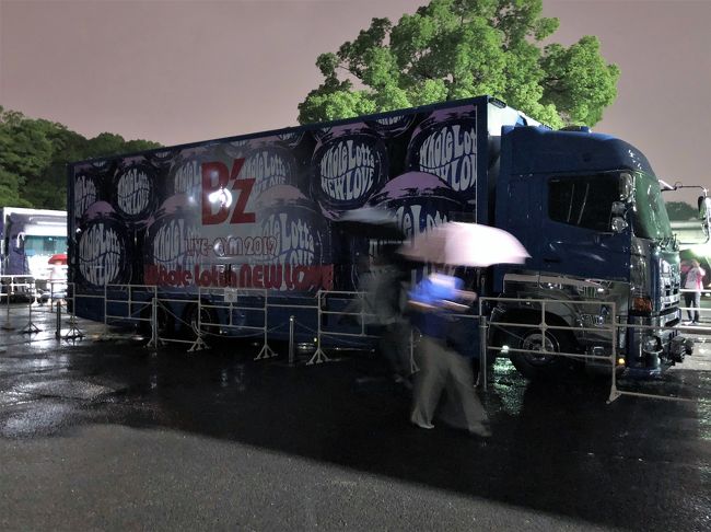 今年も夏の風物詩B'zのライブ情報が春に回ってきた。勿論FC予約がを入れたがくじ運がなく会えなく落選。その後も何回か優先予約にエントリーするもことごとくハズレ…。これはもう来るな~ってお二人に言われているのか~なんて思いながら日が過ぎて行った。<br /><br />雨の降らない6月を迎え、年に数回来るか来ないかレベルの連れからLINEが来た。7月3日空けとけ~っと。<br /><br />この連れは私以上に籤運のないやつ。そんな奴が何を誘うねん(?)っと数日経ってから返事をすると、「大阪城ホール行きたくないん?」っといつもの調子で聞いてきた。あんたにチケット取れるんか~って聞いたら「ふっふっふっ~やればできるんよ~」なんて抜かされた。<br /><br />とにもかくにも途切れることがなくなったB'zの夏。行って来ちゃいました!!<br /><br />ちなみにネタバレは一切致しませんので、何が良いかを知りたい方は是非とも参戦してくださいまっせ~♪<br /><br />連れもたまには役に立つ、ハイ(笑)。