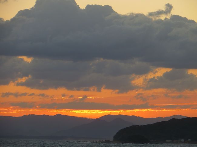 天気に恵まれ　晴海(東京)　－　神戸　－　釜山　－　佐世保　と回ってきて　<br />そのあと　新宮　によって　晴海に戻るはずでした・・・<br /><br />でも実際は　佐世保の後は　釜山に逆戻りして　あと2泊　<br />台風をやり過ごしてから　釜山出港<br />最終日　(予定より一日延長されたけれど）　福岡港に到着　<br /><br />空路　東京に戻りました<br /><br />博多の空は台風の残骸のような雲に覆われていました<br /><br />