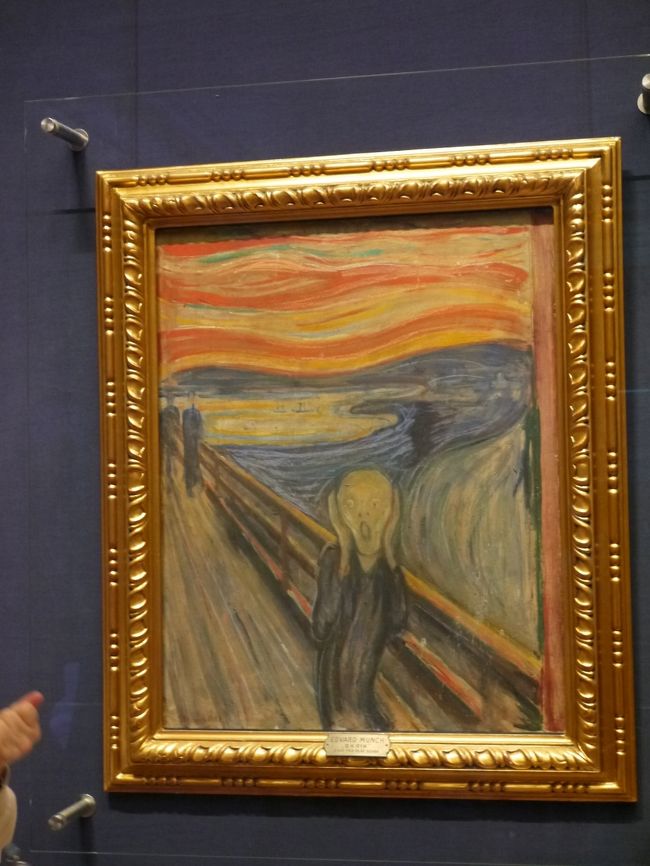 バスで国立美術館に戻って、ムンクの有名な叫び等々の絵画を鑑賞した後はフリータイムで、ハードロックカフェで買物しつつ、オスロの旧市街を自力でサクッと散策しました。<br />~~~~~北欧2ヶ国周遊・充実の6日間(コモドアキャビンプラン)~~~~~~~<br />7/14夜成田発エミレーツ<br />7/15ドバイ経由オスロ着~バスでオスロ市内観光後ホテルへ<br /> Quality Hotel Expo拍<br />7/16バスでフロム~列車&フェリーでフィヨルド観光後ホテルへ<br /> ソグネフィヨルド地区 リンドストローム泊<br />7/17バスで~途中スターヴ教会を観光、オスロ市内でランチ後、<br /> タリンクシリアラインに乗船してコペンハーゲンへ<br /> タリンクシリアラインコモドアキャビン拍<br />7/18コペンハーゲンの市内観光後、空港より帰国の途へ<br />7/19早朝成田着⇒そのまま会社へ出社<br />