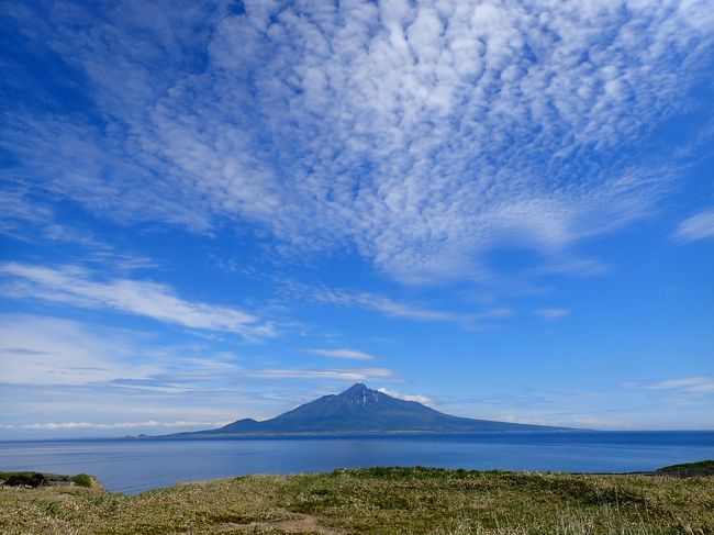 ツアーで初めて訪れた最北の大地と離島たち…<br />その素晴らしさに大感動して「できればいつかまた来たいよん」と当時ここの旅行記に書いてから早４年<br />ついに…ついに…<br />Ｉ&#39;ｍ　ｂａｃｋ　ａｇａｉｎ！！<br />っつ～訳で（笑）念願叶っての個人旅行、どうせならのんびりマイペースでの観光を…ということで日程も長めに取って、どうしても歩いてみたかった礼文島の「岬めぐりコース」や、前回心の目で見るしかなかった（笑）「桃岩展望台」からの眺めにも再挑戦しての６泊７日…果たしてその結果やいかに！？ということで(^^ゞ<br />毎度ながらの備忘録代わりではありますが、少しでもどなたかの参考になれば幸いです(*^｡^*)<br /><br />宿泊<br />１日目　小さなホテル燈<br />２日目　豊富温泉　川島旅館<br />３・４日目　ペンションう～に～（連泊）<br />５・６日目　ペンション群林風（連泊）<br /><br />※その３は、５日目の礼文島「桃岩展望台コース」トレッキングの様子をメインに、利尻島に渡って６日目朝まで(^^ゞ