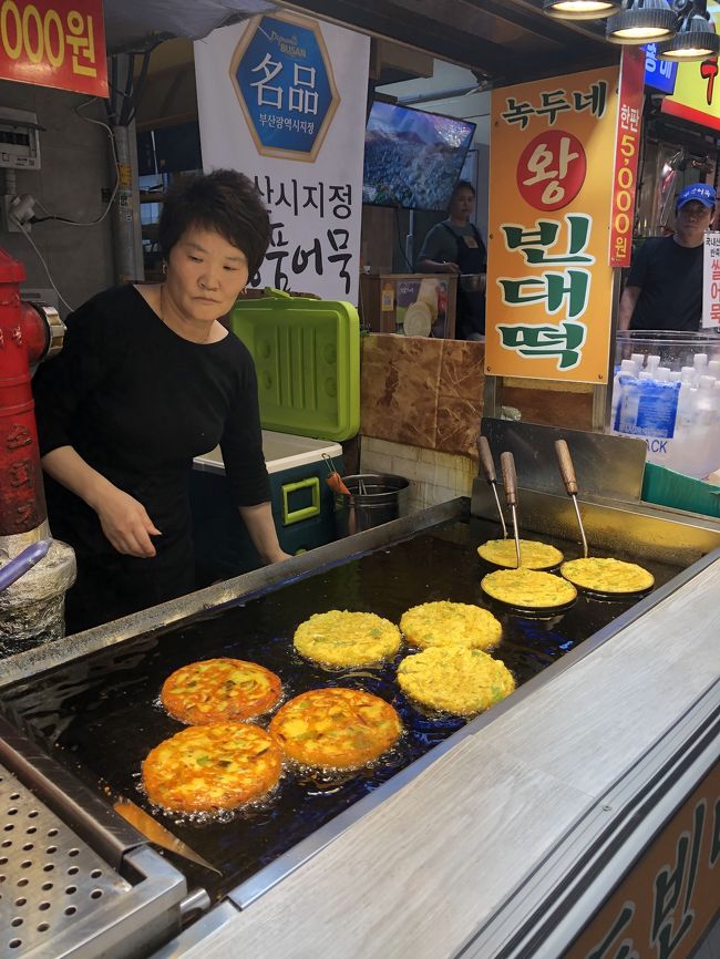 G20で仕事休みの夫と近場に行こう!と釜山に行く事に。<br />丁度エアプサンがSALEしてたので安く航空券はゲット!<br />夫は初釜山です。<br />費用@<br />航空券(諸費用込) 10450円×2<br />ホテル代 リベロ4490円 プラチナム8325円<br />関空まで1000円(メトロ+急行) 関空から2520円(ラピート)<br />Wi-Fi 831円