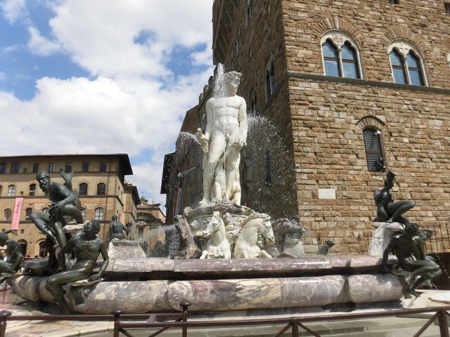 2019年5月に「イタリアン・リヴィエラとトスカーナの美しい村」というツアーに参加しました。 一年後にこの辺りがコロナで大変な事になろうとは思いもよりませんでした。 <br /> 海洋貿易で栄えた「ジェノバ」から「ポルトフィーネ」を訪れ、ローカル列車に乗って「チンクエテツレ」の村々を訪れました。 断崖の上から眺めるパステルカラーの家々が美しかったです。<br /><br /> その後、トスカーナの丘陵地帯に広がる「オルチャ渓谷」の車窓を楽しみながら「シエナ」「サンジミニャーノ」「ピエンツァ」「ボローニャ」「フィレンツェ」を訪れました。 中世の面影の残る美しい街並みを楽しみました。<br /><br /> この日は、午前中はフィレンツェからボローニャを訪れました。 午後はフィレンツェに戻りフリーです。 翌日は、フィレンツェの空港からミュンヘン経由で関空に戻りました。